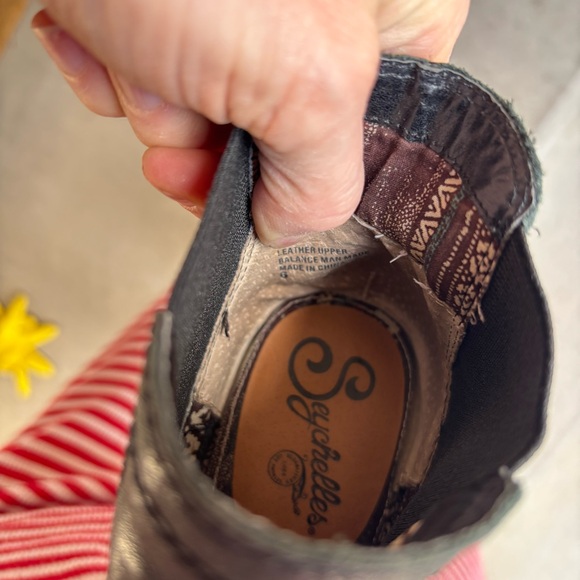 Seychelles Wedge Ankle Bootie in Black Leather Size 6 Y2K - Picture 5 of 5